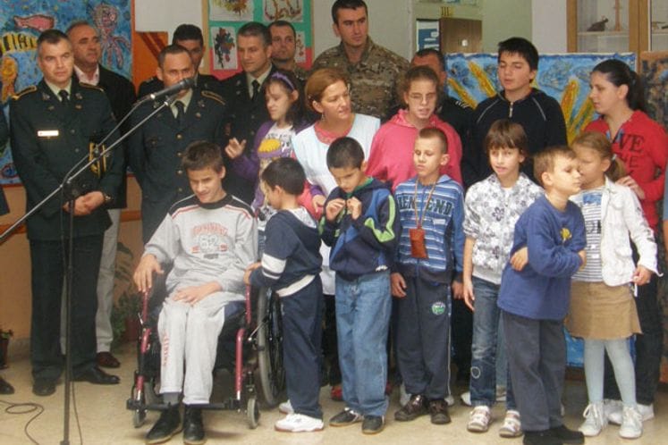 Pripadnici prvog kontingenta Vojske Crne Gore uručili donaciju Zavodu za školovanje i profesionalnu rehabilitaciju invalidne djece i omladine