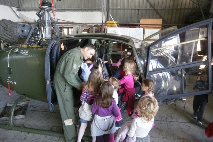 Djeca iz vrtića ,,Ljubica Popović“ posjetila Vazduhoplovnu bazu VCG