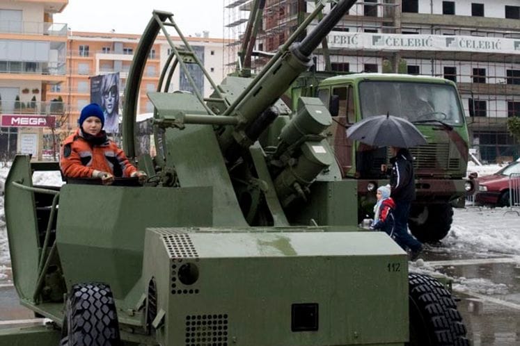 Prezentacija vojne opreme i naoružanja VCG organizovana ispred shopping-mall-a Delta City