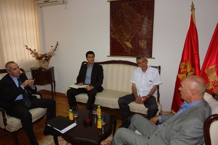 Министар одбране Боро Вучинић разговарао са Миодрагом Вучинићем, оцем несталог кадета Александра Вучинића из Тивта Министар одбране Боро Вучинић разговарао са Миодрагом Вучинићем, оцем несталог кадета Александра Вучинића из Тивта