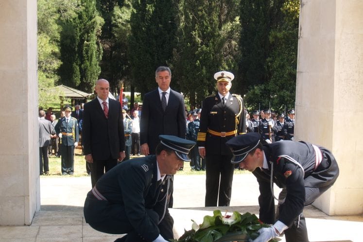 Polaganje vijenca na Spomenik Partizanu borcu, povodom 9. maja - Dana pobjede /FOTO PRIČA/