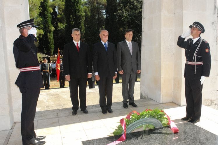 Delegacija Vlade Crne Gore položila vijenac povodom Dana državnosti