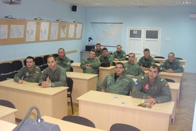 Piloti Armije Republike Makedonije počeli sa praktičnim dijelom obuke u Regionalnom centru za obuku pilota helikoptera u Vazduhoplovnoj bazi Vojske Crne Gore