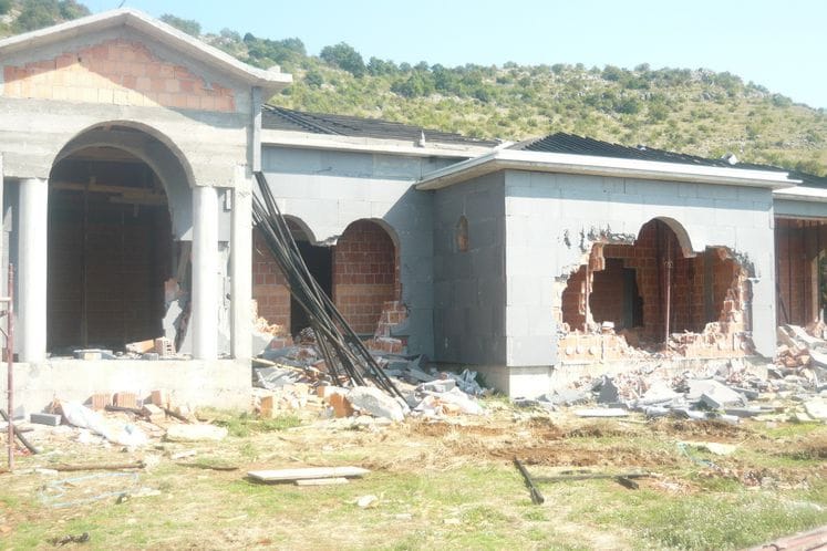 Porušena dva bespravno sagrađena objekta