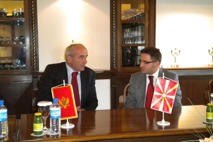 Saopštenje: Ministar ekonomije Branko Vujović sastao se ministrom energetike i rudarstva RS Petrom Škundrićem kao i ministrom ekonomije Makedonije Fatmirom Besimijem