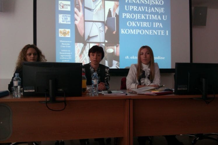 Izlaganje Margite Tzanove, eksperta angažovanog na projektu „Jačanje upravljačkog i kontrolnog sistema EU finansijske podrške u Crnoj Gori”, na početku treninga o finansijskom upravljanju projektima u okviru I IPA komponente
