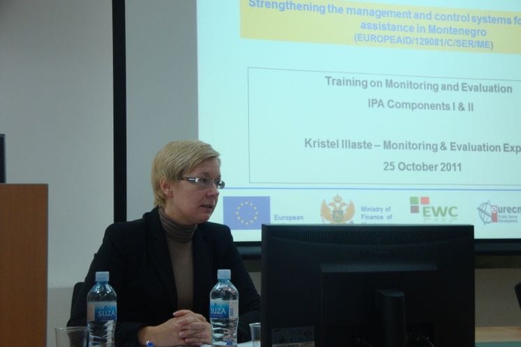 Izlaganje Kristel Illase, eksperta u projektu ’’Jačanje upravljačkog i kontrolnog sistema EU finansijske podrške u Crnoj Gori’’, na početku treninga o monitoringu i evaluaciji na nivou programa i projekata u okviru I i II IPA komponente