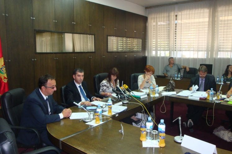 Izlaganje pomoćnika ministra finansija Borisa Buškovića na okruglom stolu na temu: Nacrt Zakona o izmjenama i dopunama Zakona o igrama na sreću