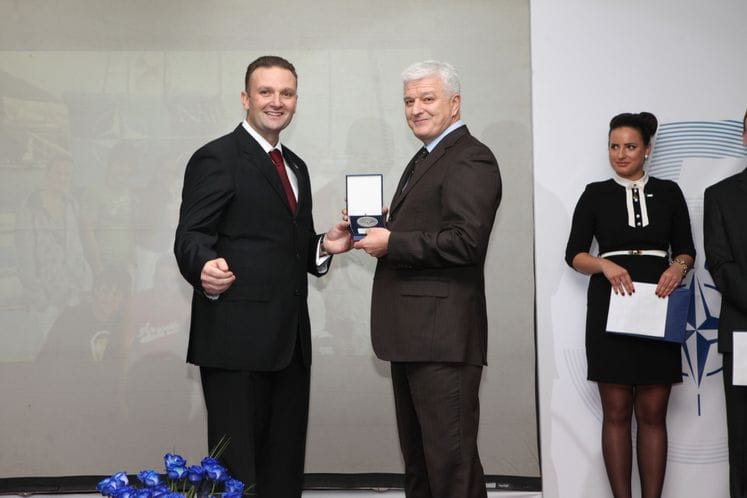 Potpredsjednik Vlade i ministar pravde Duško Marković primio Povelju za doprinos radu Atlantskog saveza