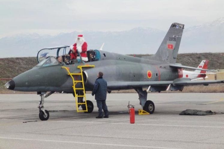 Djed Mraz u posjeti Vazduhoplovnoj bazi