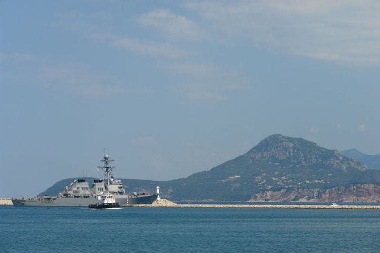 Isplovio "USS MITSCHER"