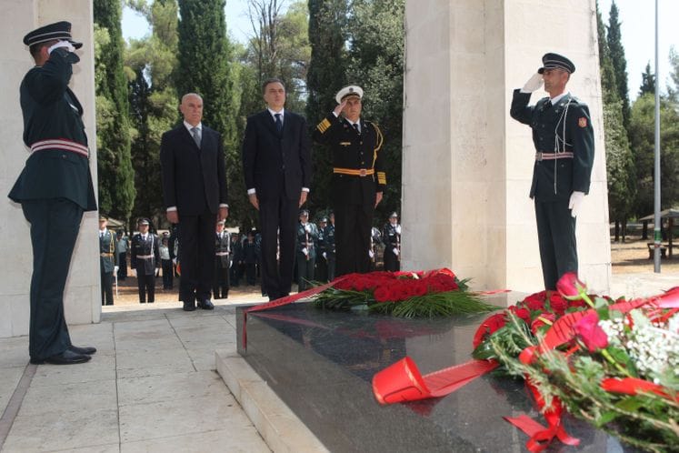 Položen vijenac na Spomenik ''Partizanu borcu''