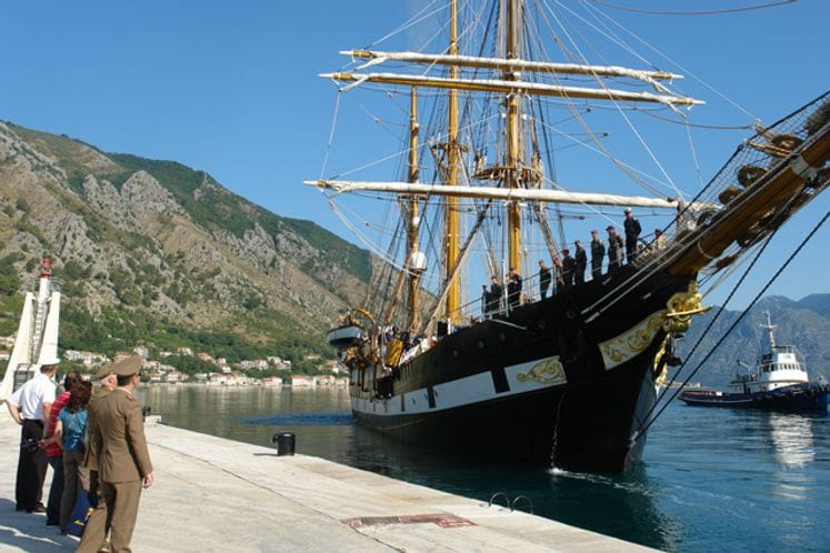 Školski brod ,,Palinuro“ isplovio iz luke Kotor