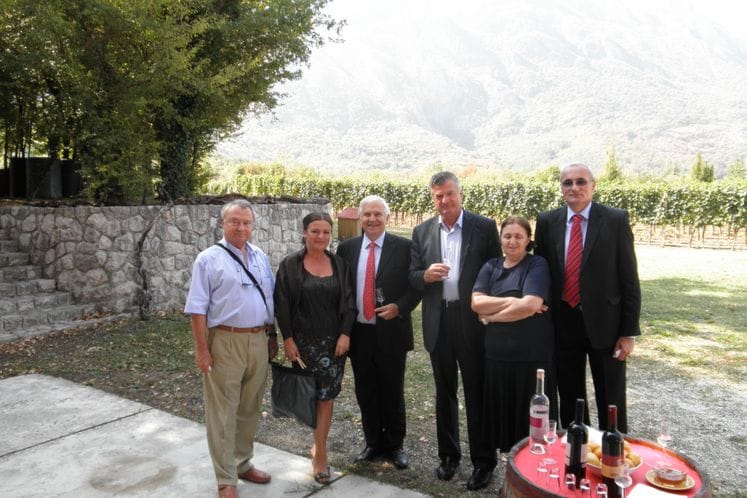 Saopštenje: Ministar poljoprivrede i ruralnog razvoja Tarzan Milošević zajedno sa g-dinom Federicom Castellucci, generalnim direktorom O.I.V.-a, posjetio je vinariju porodice Sjekloća u Limljanima, Virpazar