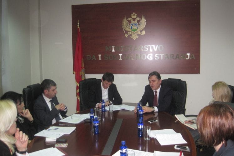 Odrzan sastanak ministra rada i socijalnog staranja mr Predraga Boškovića, ministra finansija dr Radoja Žugića i direktora Uprave za inspekcijske poslove Aleksandra Moštrokola u cilju upoznavanja sa situacijom na tržištu rada i problemima sa kojima se o
