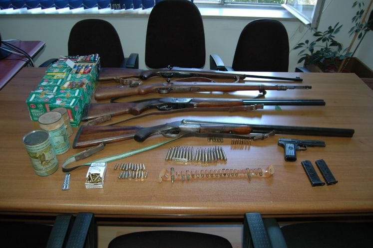 U Baru zaplijenjeno oružje, dva lica lišena slobode
