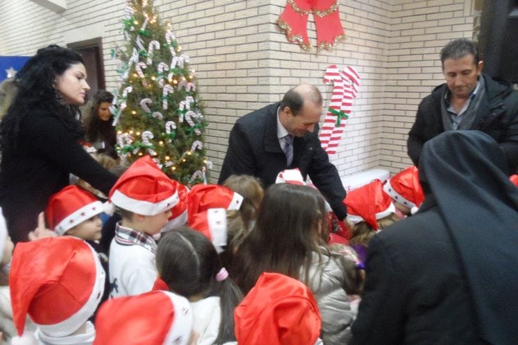 Ministar Dr Suad Numanović uručio božićne i novogodišnje paketiće djeci u Katoličkom duhovnom centru u Sukuruću