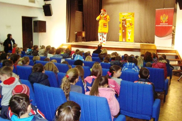 Ministarstvo za ljudska i manjinska prava organizovalo je u Kolašinu pozorišnu predstavu za djecu „Ljubav je kad te neko voli“