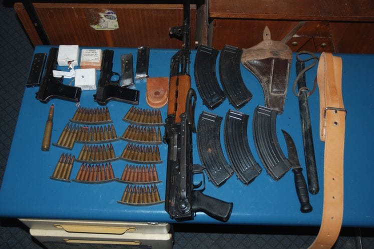 Oduzeti automatska puška, dva pištolja, municija, lovački nož i druga propratna oprema