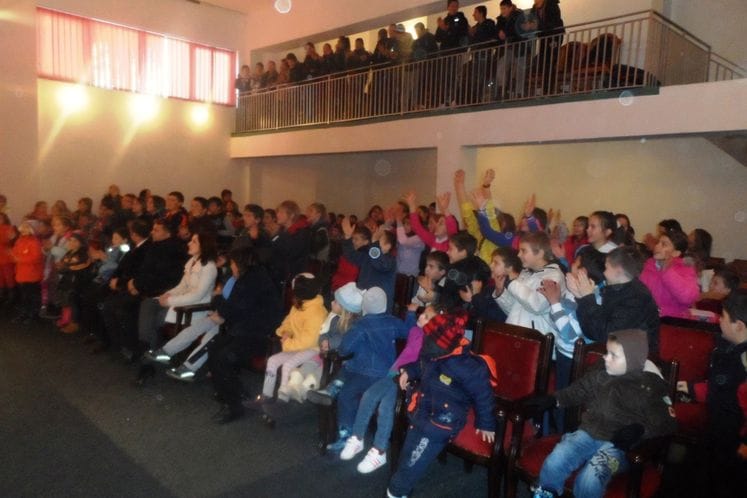 Ministarstvo za ljudska i manjinska prava organizovalo je pozorišnu predstavu za djecu „Ljubav je kad te neko voli“