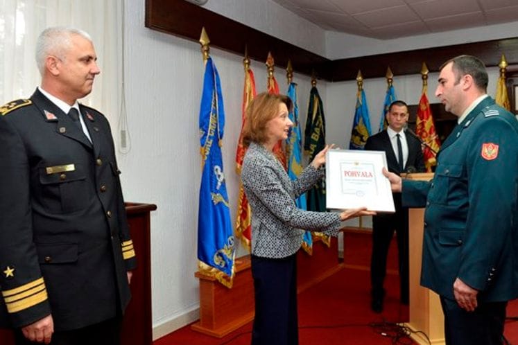 Ministar Pejanović-Đurišić uručila unapređenja i pohvale pripadnicima VCG
