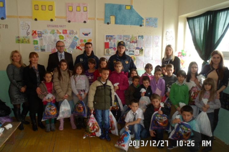 U sklopu projekta „Rad policije u zajednici“ uručeni novogodišnji poklon- paketići osnovcima