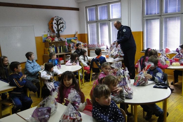 U okviru Projekta „Rad granične policije u zajednici“ osnovcima u Bijelom Polju uručeni novogodišnji poklon –paketići