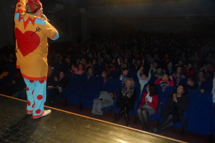 Ministarstvo za ljudska i manjinska prava organizovalo je u Bijelom Polju pozorišnu predstavu za djecu „Ljubav je kad te neko voli“