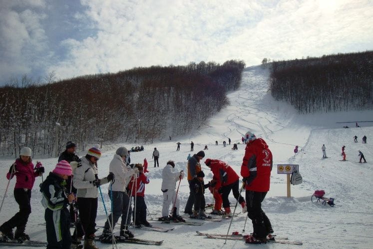Saopštenje: U ski centrima “Vučje” i „Savin kuk” za početnike organizovana obuka skijanja i bordovanja u okviru ski karavana