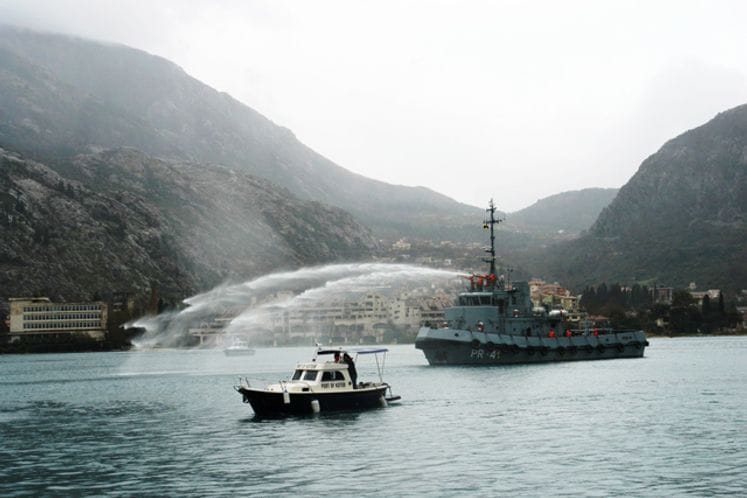 Pripadnici MVCG realizovali vježbu gašenja požara na ugroženom brodu i zaštite mora od zagađenja