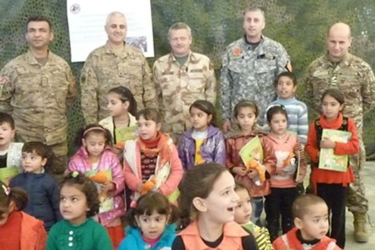 Komandant VI kontingenta potpukovnik Hajrudin Đerekarac i štabni oficir kapetan Milutin Miličić u emisiji "NATO Info", Radio Crne Gore - 21.03.2013. godine