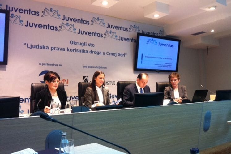 „Saopštenje: predstavnici Ministarstva pravde na okruglom stolu „Ljudska prava korisnika droga u Crnoj Gori“