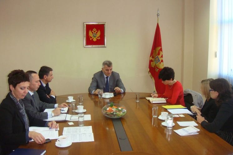 Saopštenje: Ministar Radunović sa saradnicima primio je danas šeficu kancelarije SZO za Crnu Goru Minu Brajović i Program menadžera Regionalnog odjeljenja za socijalne determinante i zdravlje u Svjetske zdravstvene organizacije Kris Braun