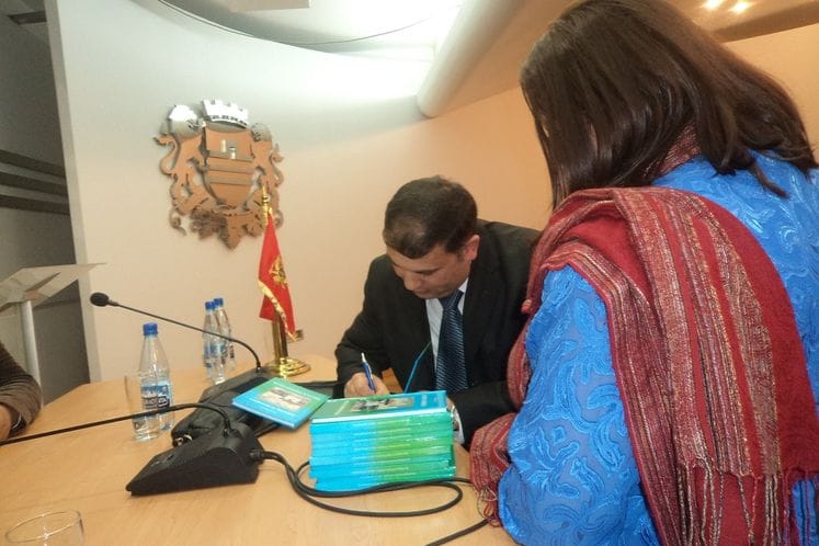 Knjiga poezije „Pjesme o Romima“ autora Sokolja Beganaja predstavljena je u utorak veče u Multimedijalnoj sali KIC „Budo Tomović“ Knjiga poezije „Pjesme o Romima“ autora Sokolja Beganaja predstavljena je u utorak veče u Multimedijalnoj sali KIC „Budo Tomović“