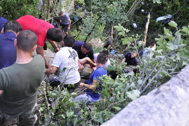 Pripadnici VCG u akciji spašavanja putnika koji su stradali u saobraćajnoj nesreći