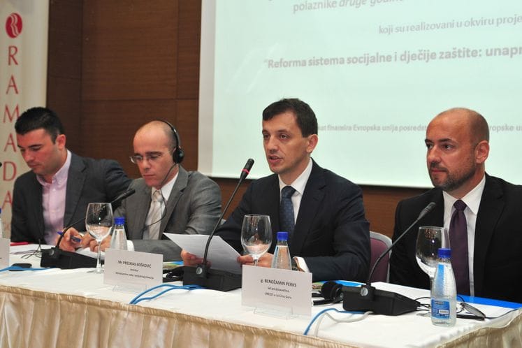 Ministar Bošković dodijelio sertifikate polaznicima Programa pripreme i obuke budućih hranitelja „Sigurnim korakom do hraniteljstva” i polaznicima druge godine edukacije iz Sistemske porodične terapije.