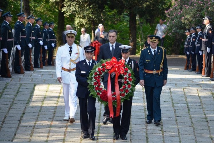 Položen vijenac na spomenik "Partizanu borcu" povodom Dana državnosti