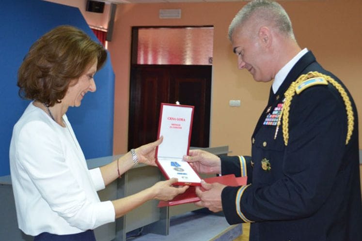 Ministar Pejanović-Đurišić uručila medalju za zasluge potpukovniku Marfiju