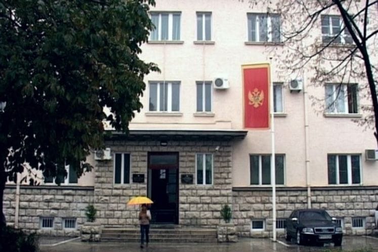 Tri lica osumnjičena da su počinila prekršaje na štetu fotoreportera ND „Vijesti“