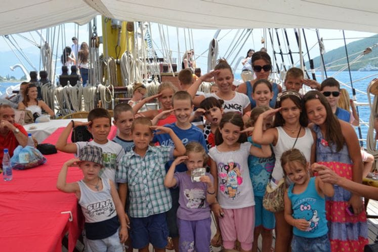 Porodice pripadnika VII kontingenta na krstarenju Školskim brodom "Jadran"