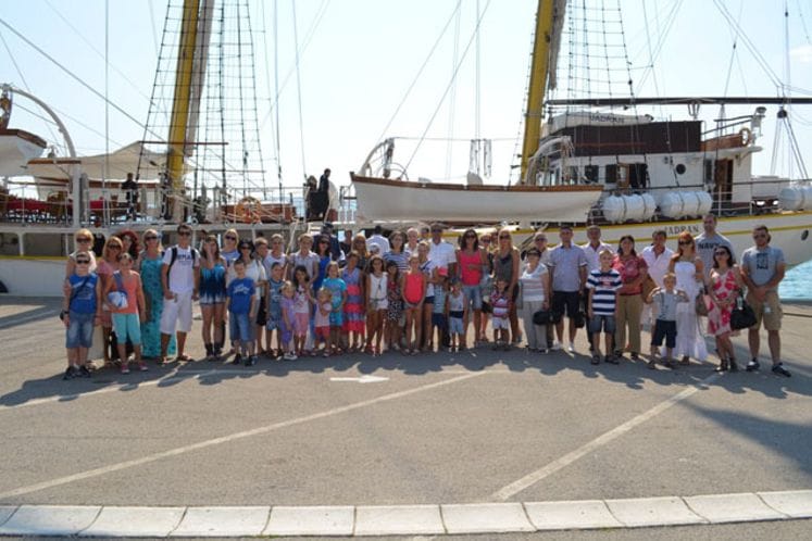 PRESS: Porodice pripadnika VII kontingenta na krstarenju školskim brodom "Jadran"