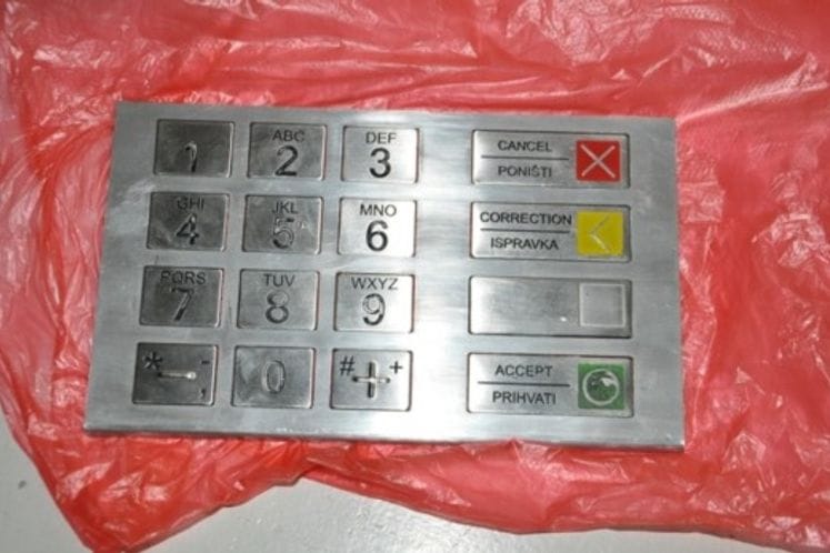 Četiri lica lišena slobode zbog „skimovanja“ bankomata, kriminalistička obrada u toku