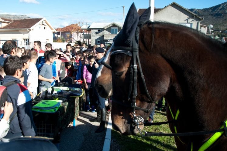 Posebna jedinica policije u posjeti osnovcima