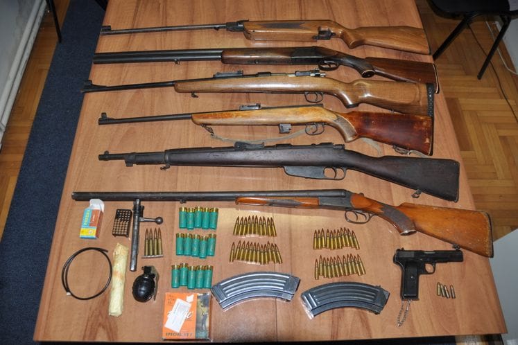 U Danilovgradu pretresima oduzet arsenal oružja u nelegalnom posjedu