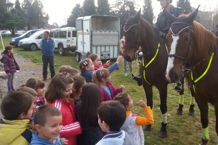 Osnovci pokazali interesovanje za rad Tima policije na konjima i Tima za obuku vodiča i dresuru službenih pasa