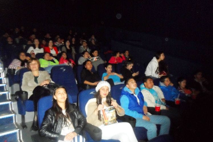 Ministarstvo za ljudska i manjinska prava organizovalo odlazak u bioskop za učenike romske populacije