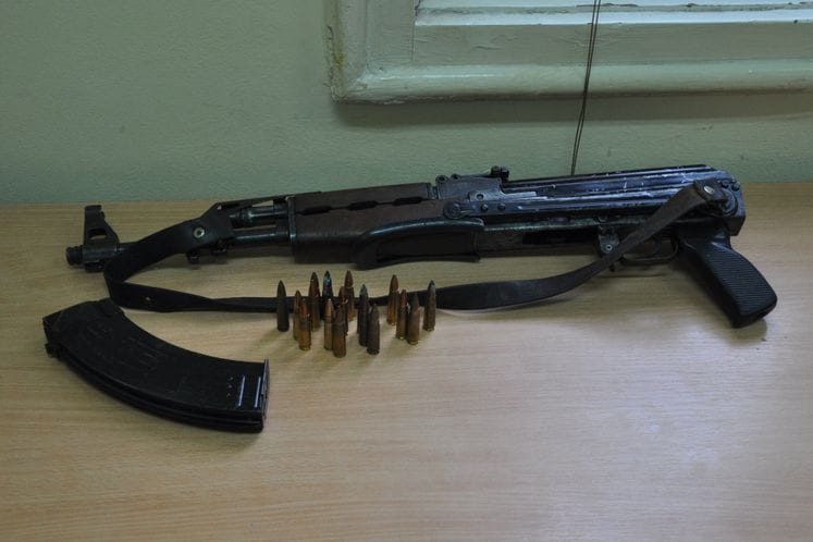 Oduzeta automatska puška sa sedamnaest metaka u okviru