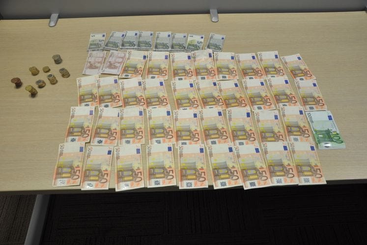 Policijski službenici osujetili osumnjičenog zatečenog prilikom vršenja KD u banci da pobjegne sa više od 2.000 eura otuđenog novca