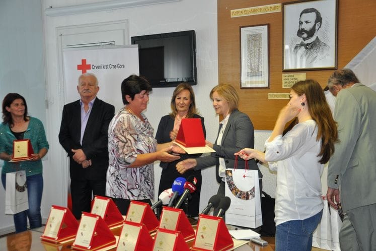 Generalna direktorka dr Simović uručila nagrade najzaslužnijim dobrovoljnim davaocima krvi povodom 11. maja Dana dobrovoljnih davalaca krvi
