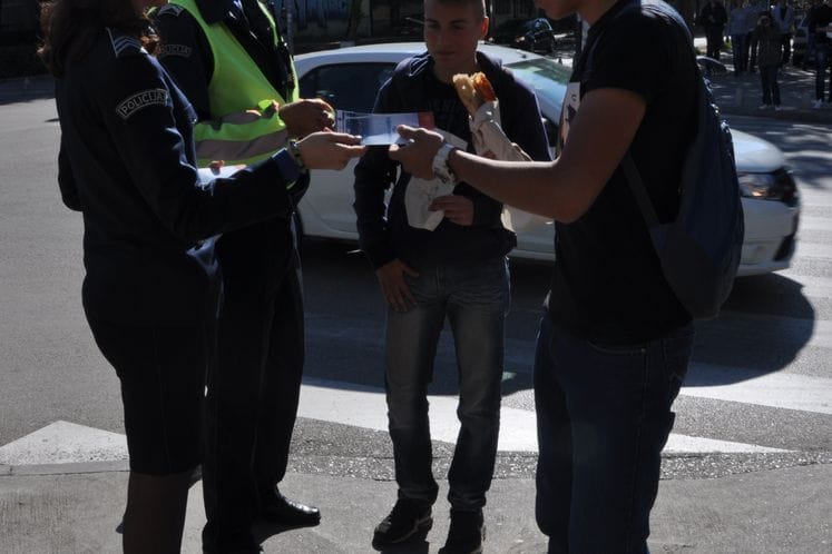 Policijski službenici započeli akciju dijeljenja brošura „Pješaci, bezbjedno u saobraćaju“